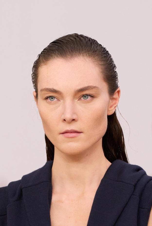 أفضل حمض الهيالورونيك وبدائله الطبيعية لبشرة أكثر إشراقًا حسب نوعها في عامكِ الجديد