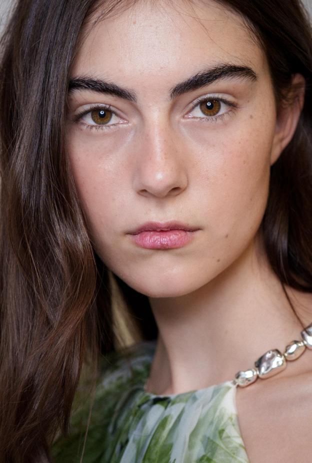 خطّتنا الشاملة لبشرة متألقة بمكونات طبيعية قبل ليلة رأس السنة