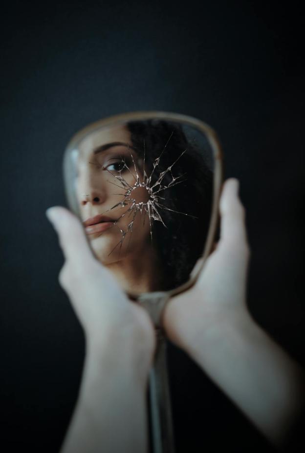 كسر المرايا المشوهة مع بداية 2026 كيف تتحدى المرأة الصور النمطية عن نفسها؟