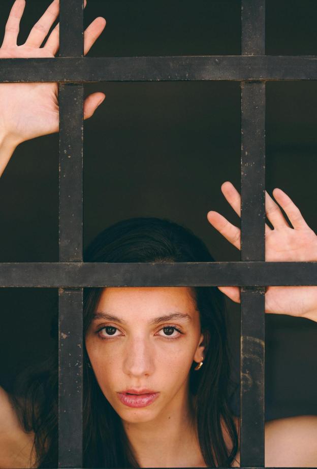 متلازمة المحتال سجّانكِ الداخلي الذي يُعيق نجاحاتكِ.. تحرّري منه بهذه الأساليب الفعالة