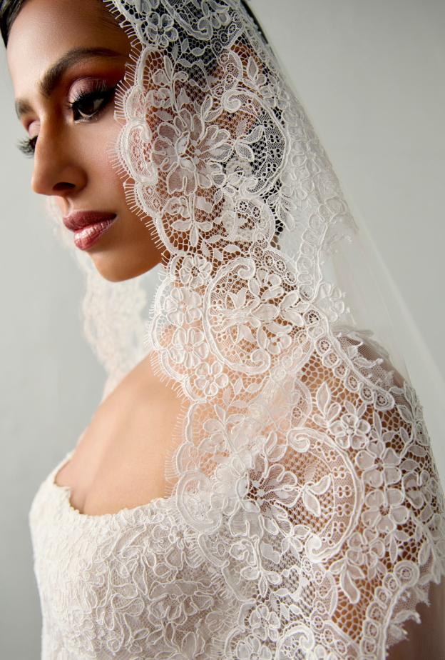 طرحة بتطريزات الورود من جاستين ألكساندر