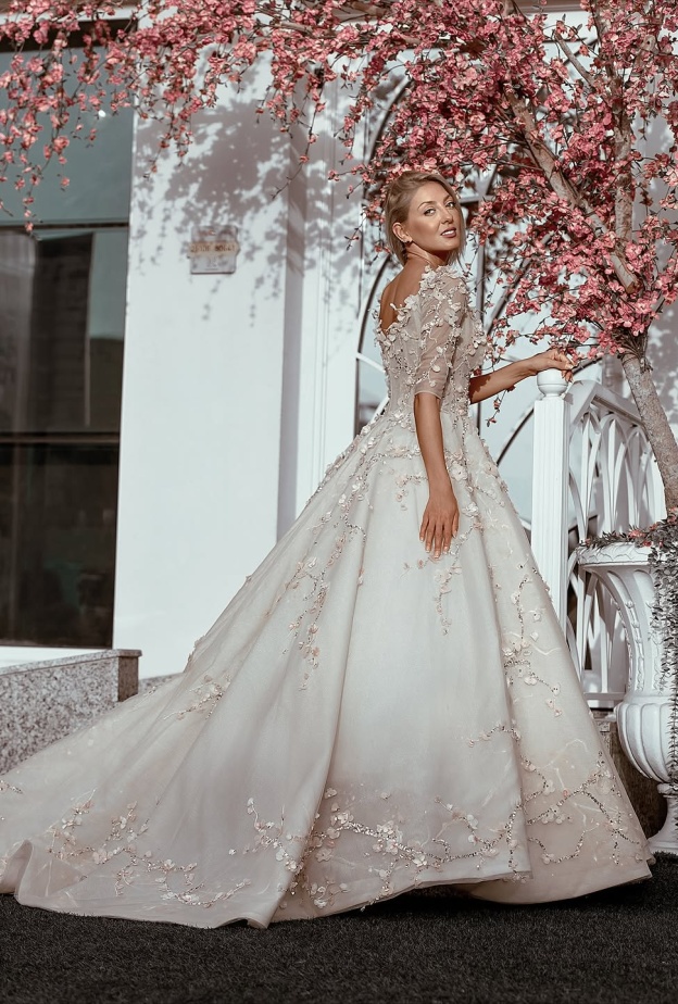 فستان زفاف منى المنصوري بحس شاعري رقيق