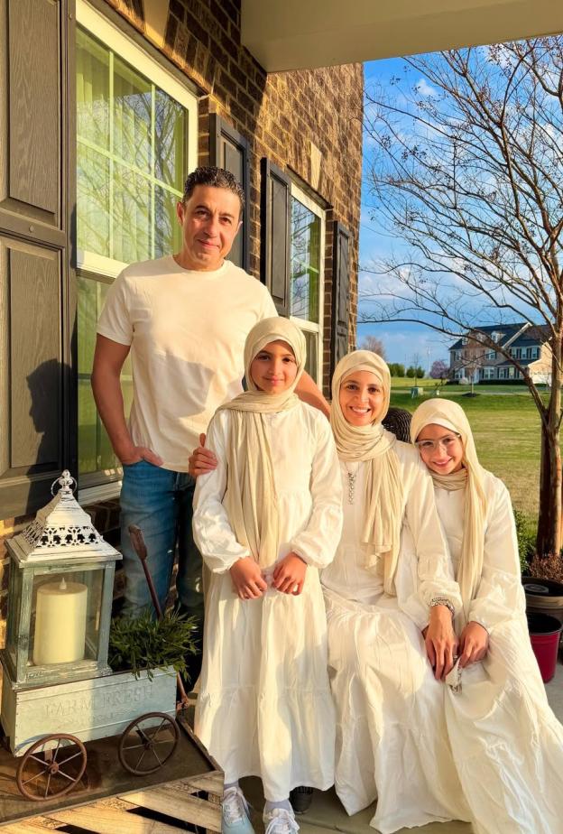 حنان ترك مع أسرته