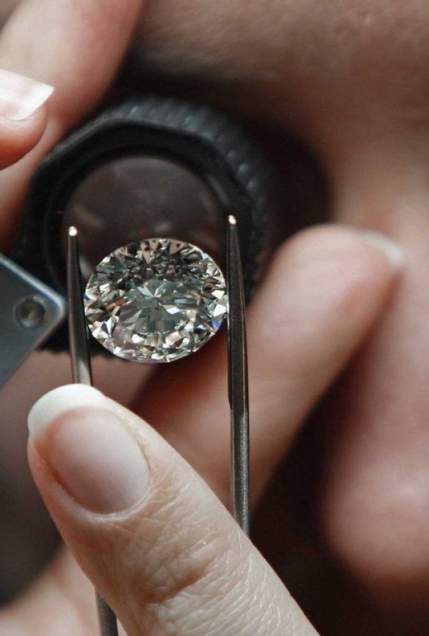 كيف نكشف أسرار المجوهرات والأحجار الكريمة المزيّفة؟