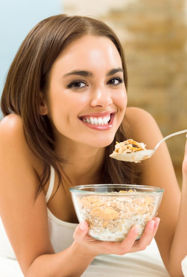 لماذا يُعد الاستمتاع بطعامكِ أمرًا جيدًا بالنسبة لكِ 