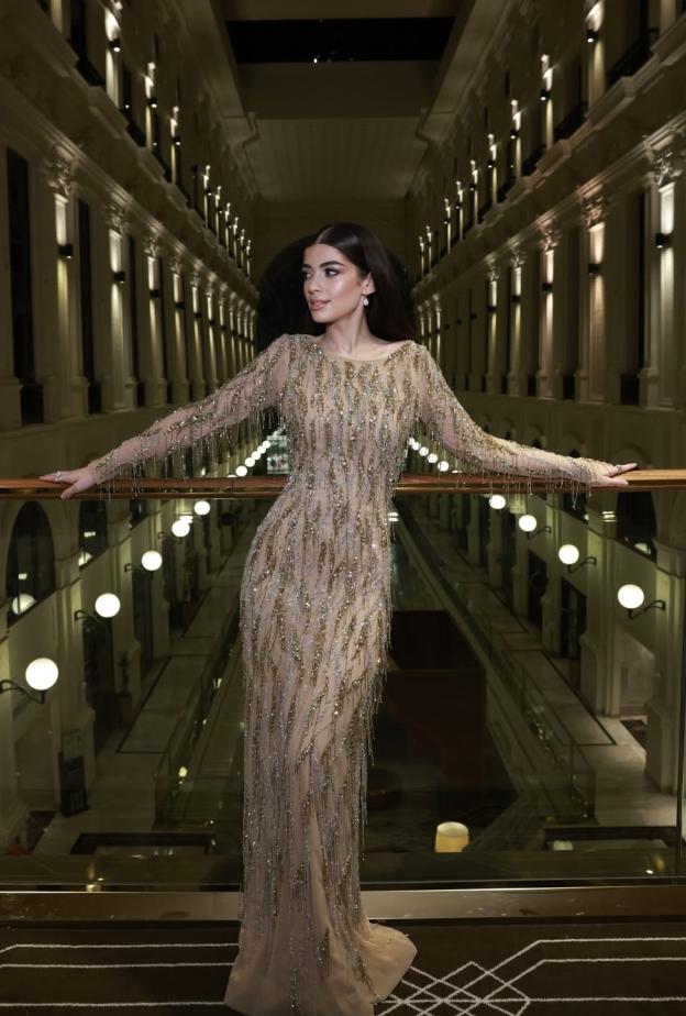 ليلى أحمد زاهر بفستان سهرة مرصع بلون نيود ناعم