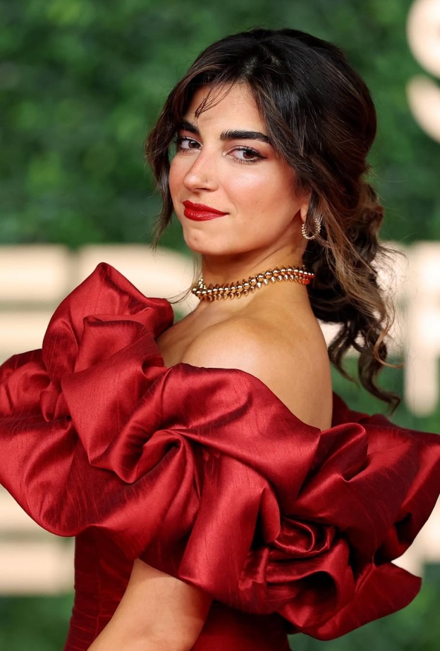 نور الخضراء بمكياج جذاب مع احمر الشفاه القوي