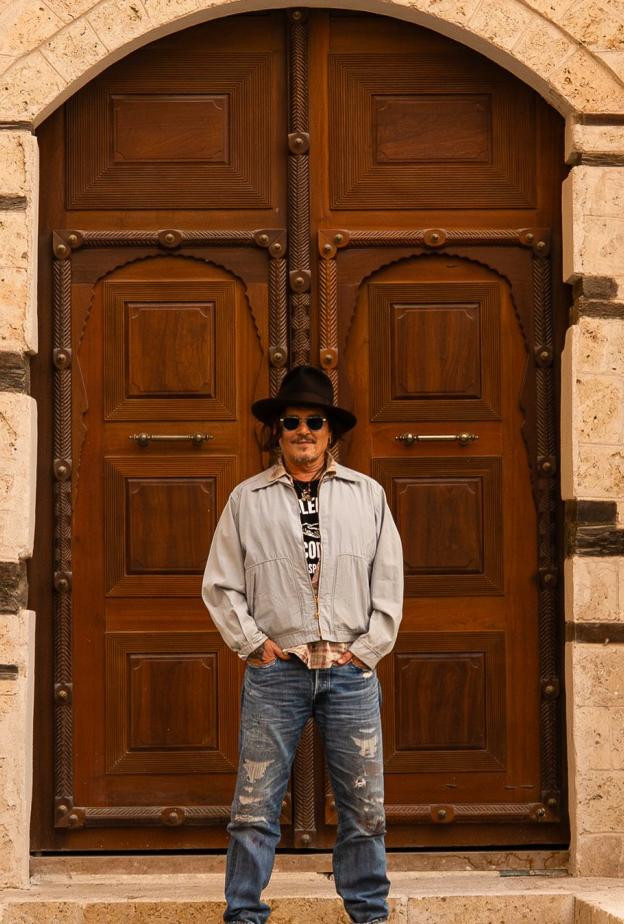 جولة بين التاريخ والبحر لنجم هوليوود… جوني ديب يستكشف كنوز جدة التاريخية