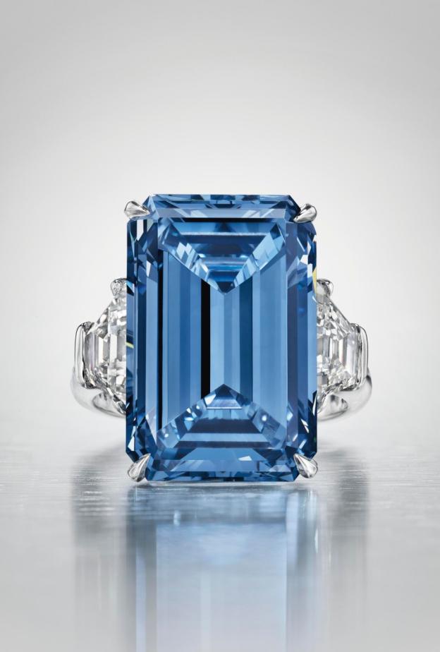 يُعدّ الألماس الأزرق من أندر وأفخم الأحجار الكريمة في العالم،