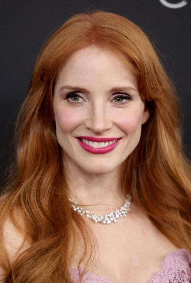 ألوان أحمر الشفاه الوردي بأسلوب Jessica Chastain