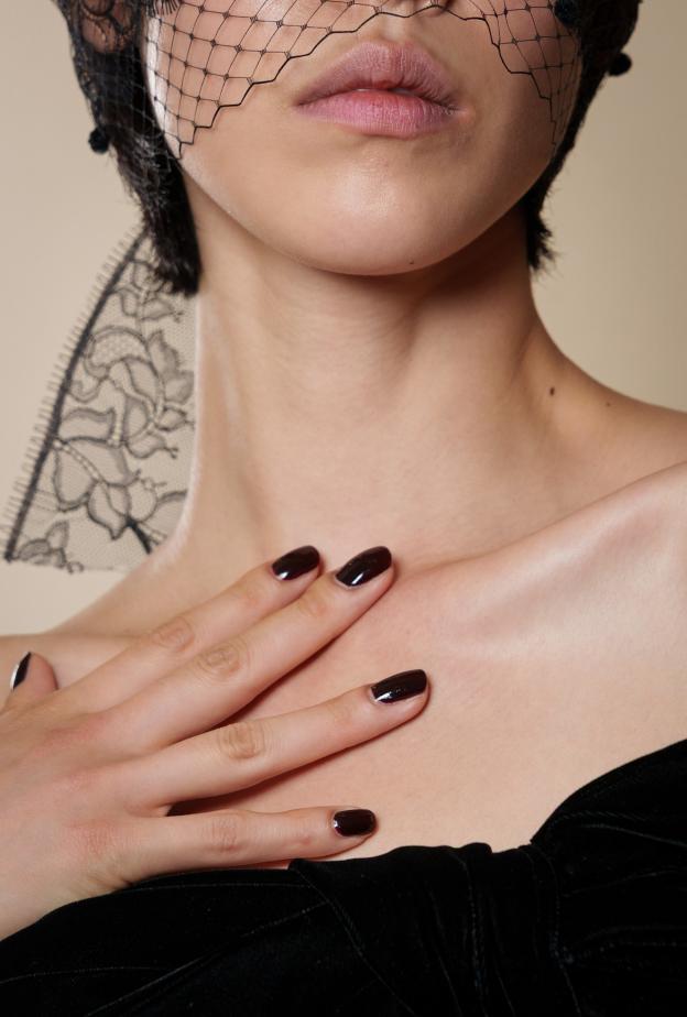 أبرز إتجاهات مناكير داكنة تضيء موسم الأعياد