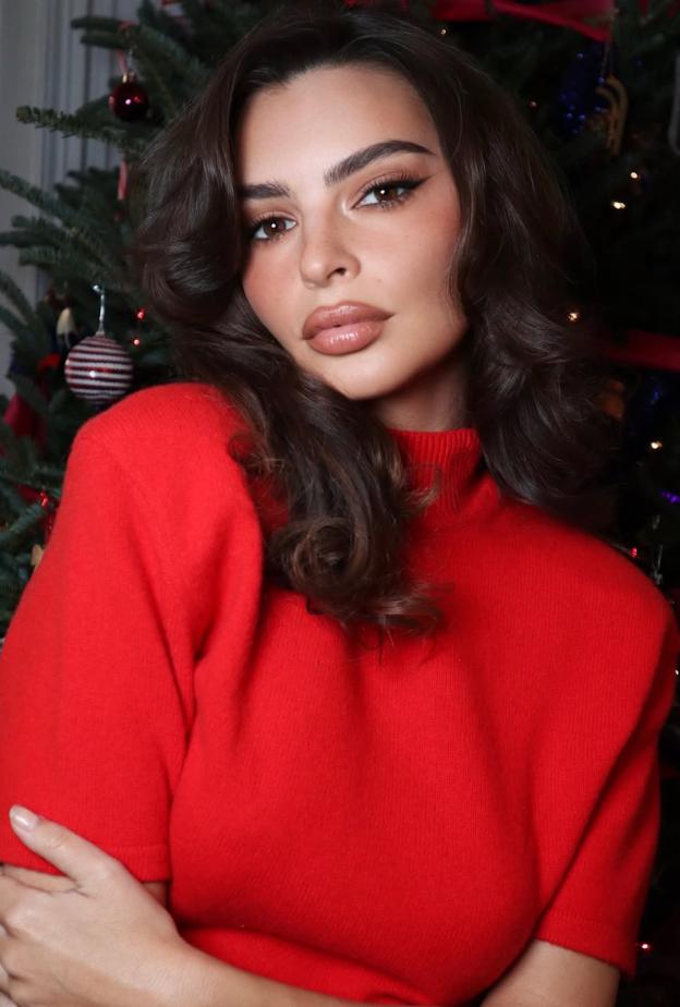 إطلالة Emily Ratajkowski برسمات المكياج المشمشي