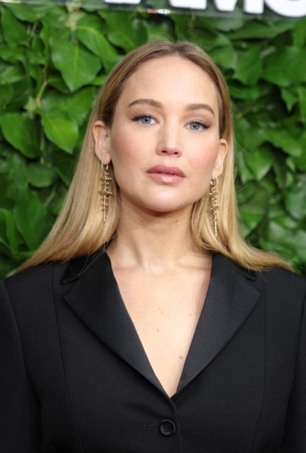 إطلالة Jennifer Lawrence بخطوط الآيلاينر السودا
