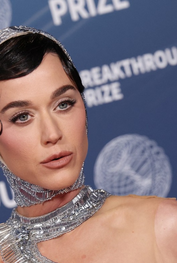  إطلالة Katy Perry برسمات الظلال البيضاء