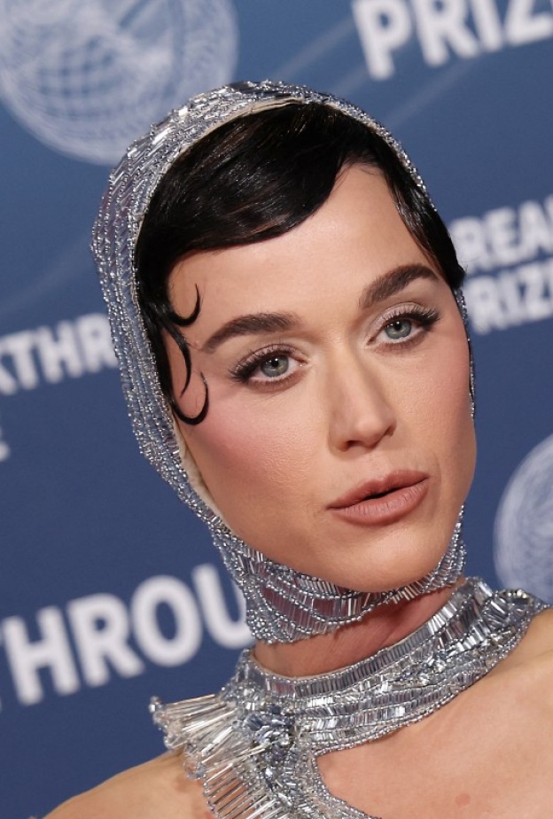  إطلالة Katy Perry برسمات الظلال البيضاء