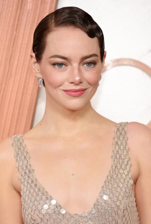  اطلالة  Emma Stoneبتسريحات الشعر المبللة