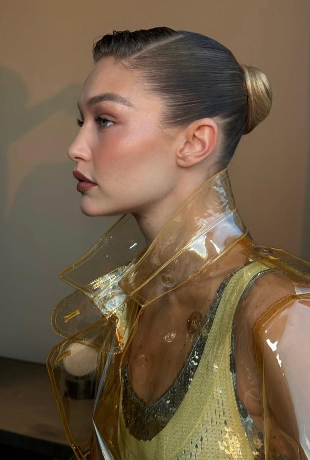  اطلالة Gigi Hadid بألوان البلاشر البرونزي مع التموجات القوية- الصورة من حساب Dimitris Giannetos على انستغر