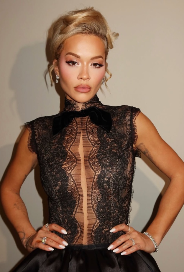 اطلالة Rita Ora برسمات المكياج الوردي