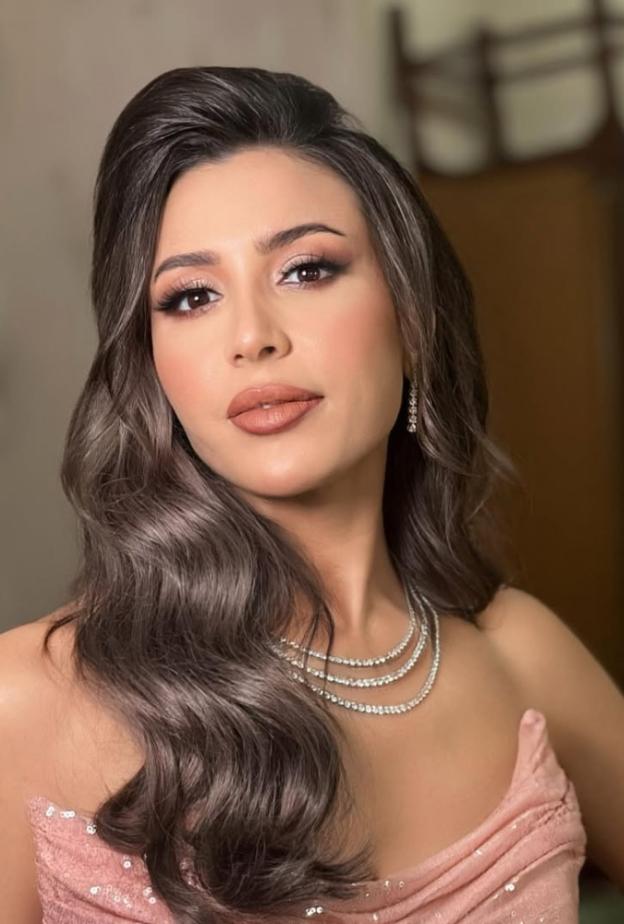 تتمتع جنات ببشرة ناعمة وصافية 