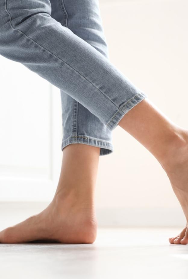 تجنّبي المشي حافي القدمين على الأرض الصلبة داخل المنزل لفترات طويلة