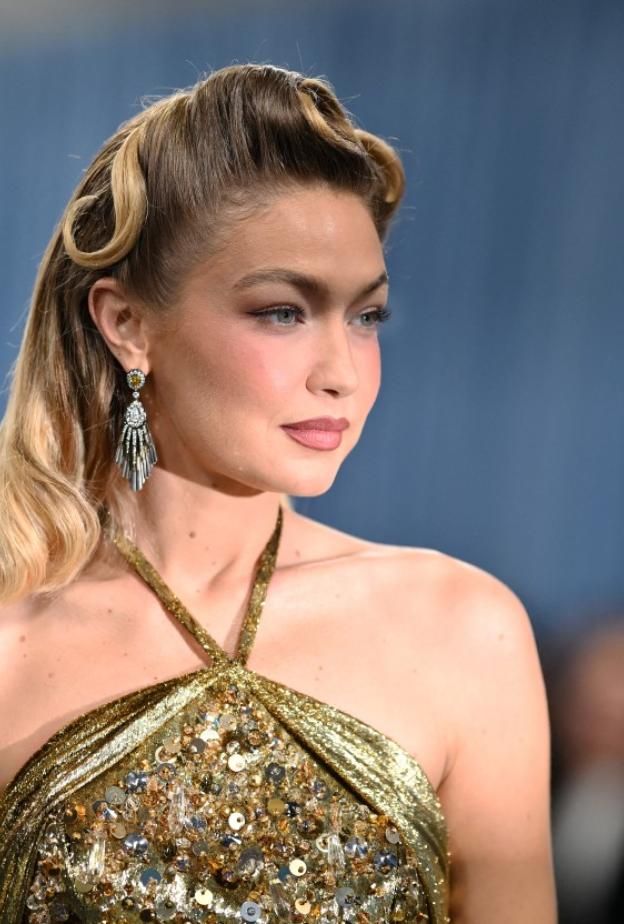 تسريحات شعر ريترو طويل وهندسي بأسلوب جيجي حديد