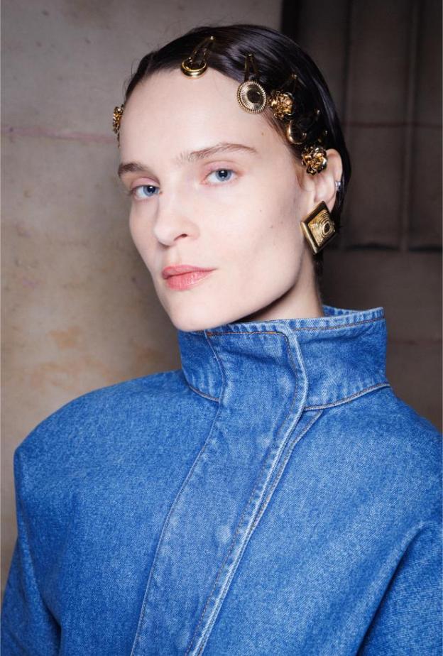 تسريحات شعر مبللة مع اكسسوارات شعر ذهبية من دار Marine Serre