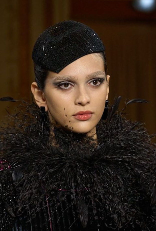 عارضة دار Armani Prive