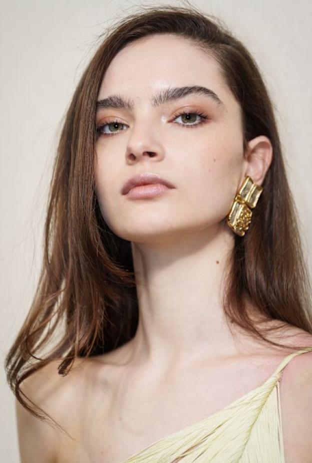 عارضة دار Elie Saab  بمكياج ربيع صيف 2026 2