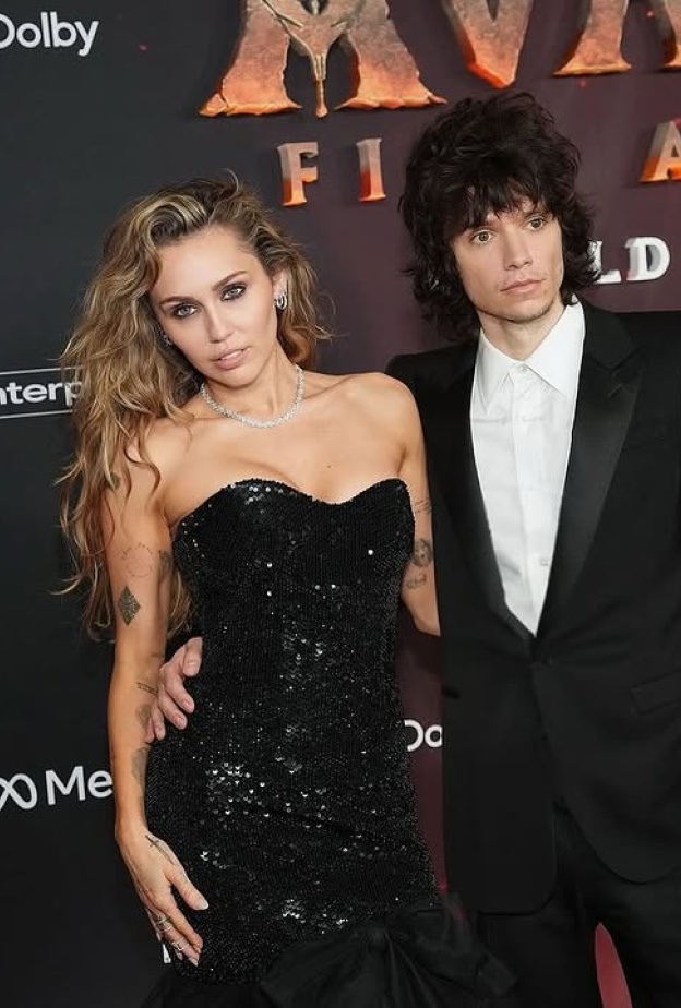 مايلي سايرس وخطيبها