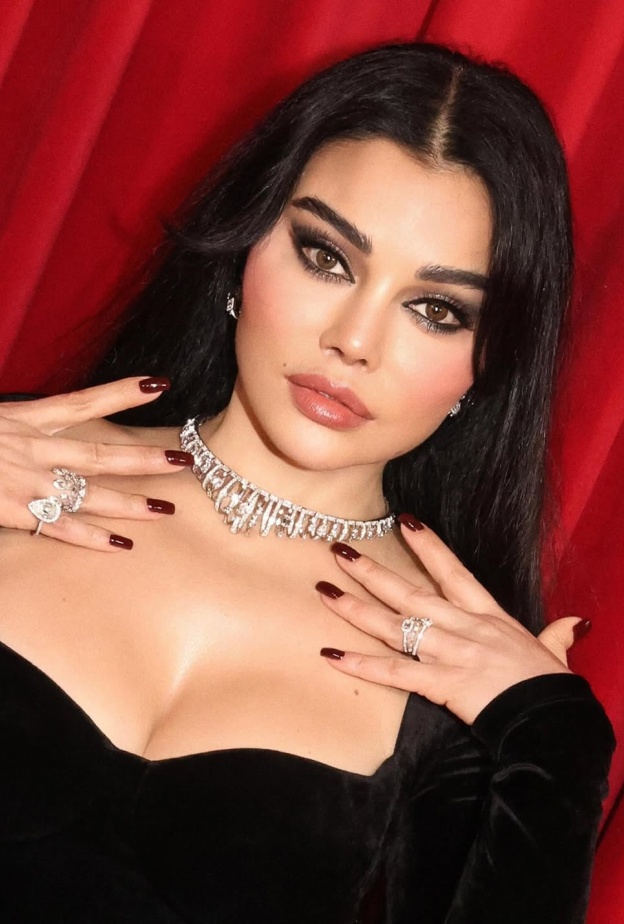 أجدد صيحات هيفاء وهبي لشتاء 2024: مكياج، شعر، ومانيكير