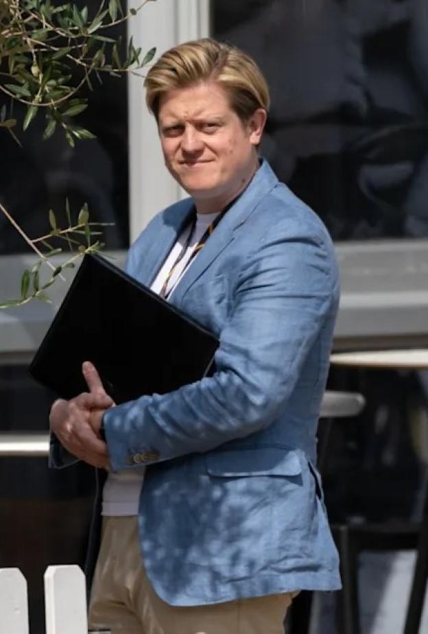 جيمس هولت يترجل عن قيادة مؤسسة هاري وميغان