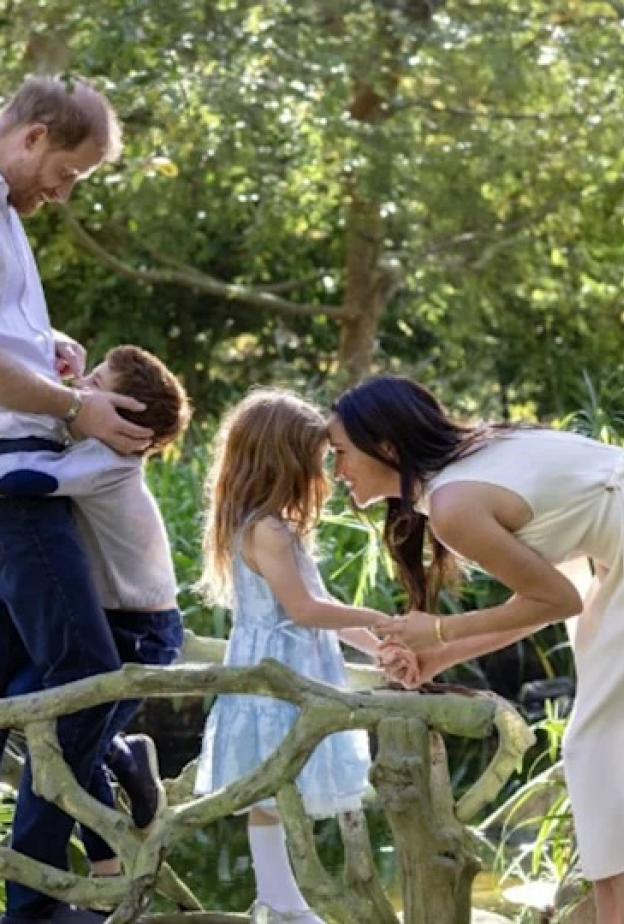 الأمير هاري وميغان ماركل يخطفان الأنظار ببطاقة عيد الميلاد لعام 2026