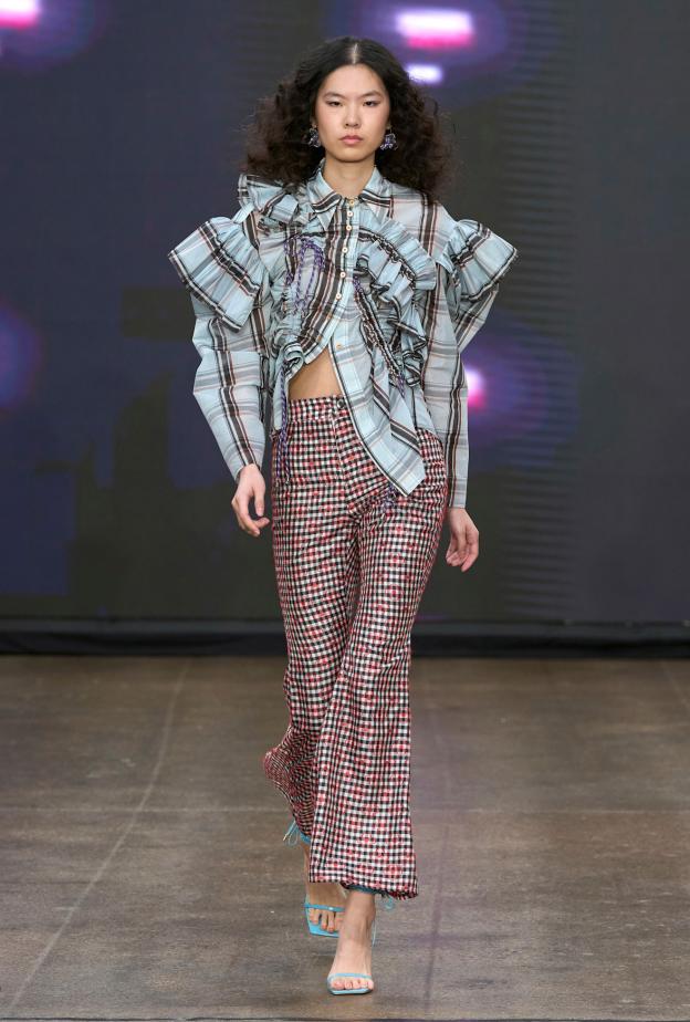  نقشات المربعات توحي يموضة التسعينات من Alex S Yu LO