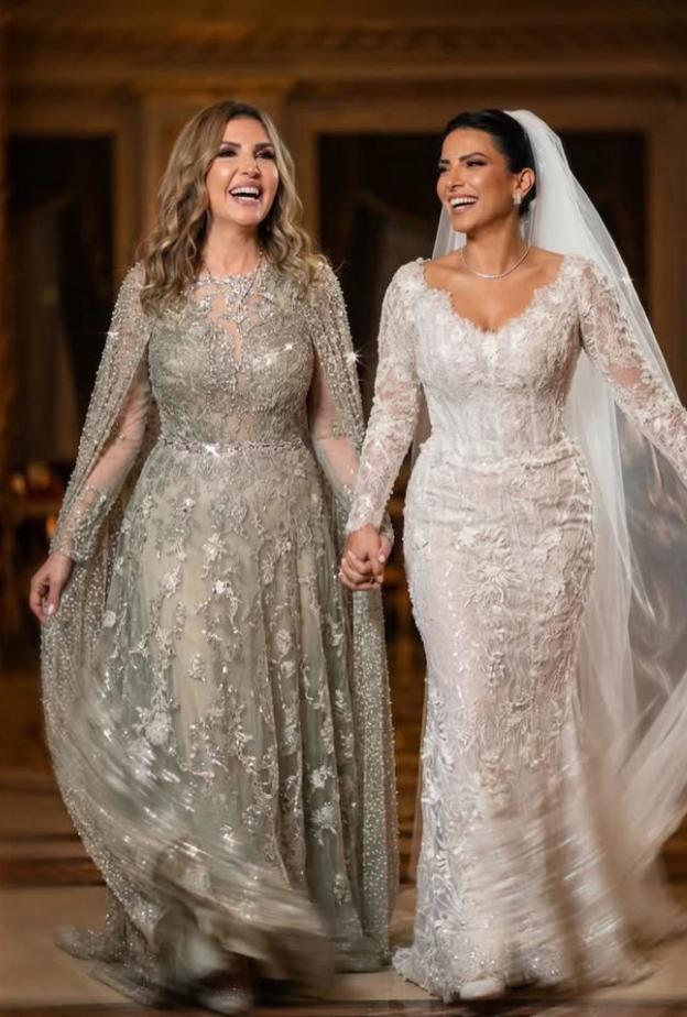 أناقة الفنانة نادية مصطفى تلفت الأنظار في الزفاف