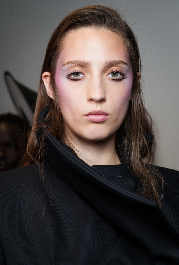 إطلالة تروي الجمال .. ابتكارات تعيد رسم سحر المكياج هذا الموسم