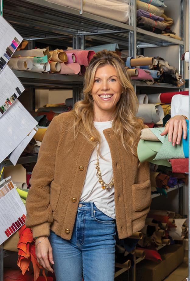 تتمسّك "تايلر إليس" Tyler Ellis، المديرة الإبداعية والرئيسة التنفيذية لعلامة الحقائب الفاخرة التي تحمل اسمها، بجذور إرث لم تعشه بذكرياته المباشرة. 