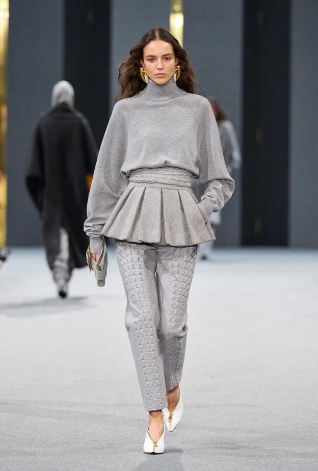 الرمادي نجم الأناقة في شتاء 2026