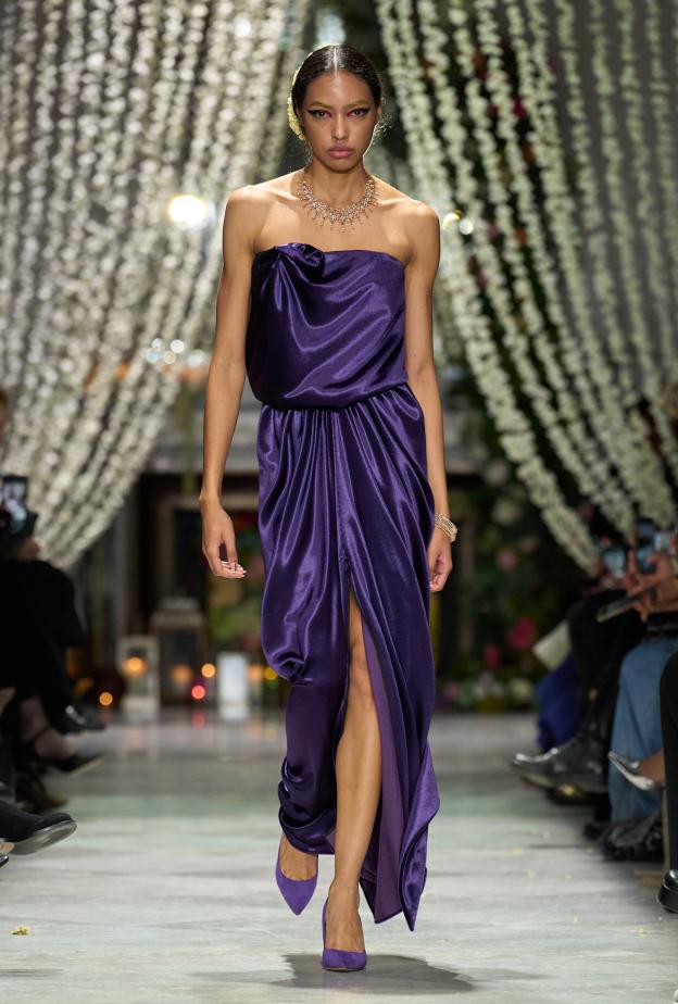 موضة الفساتين البنفسجية الداكنة في موسم الأعياد