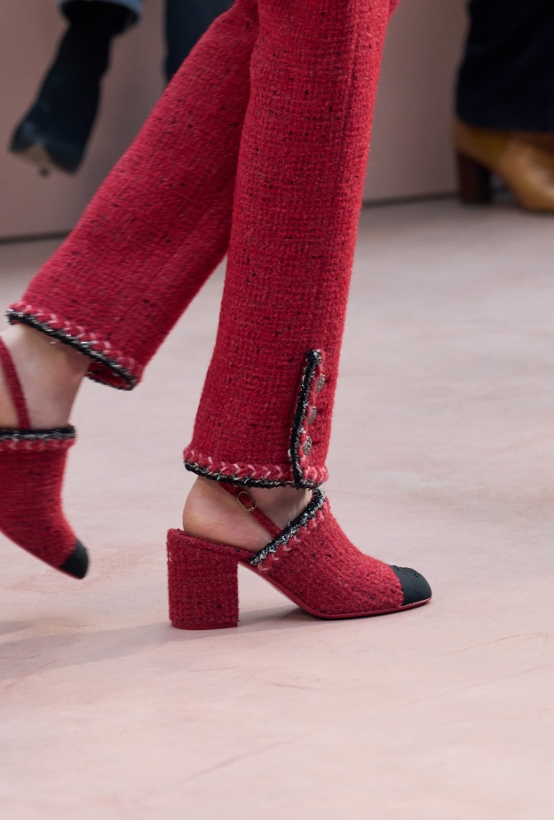 تنسيق بين البنطلون مع الكعب من Chanel 