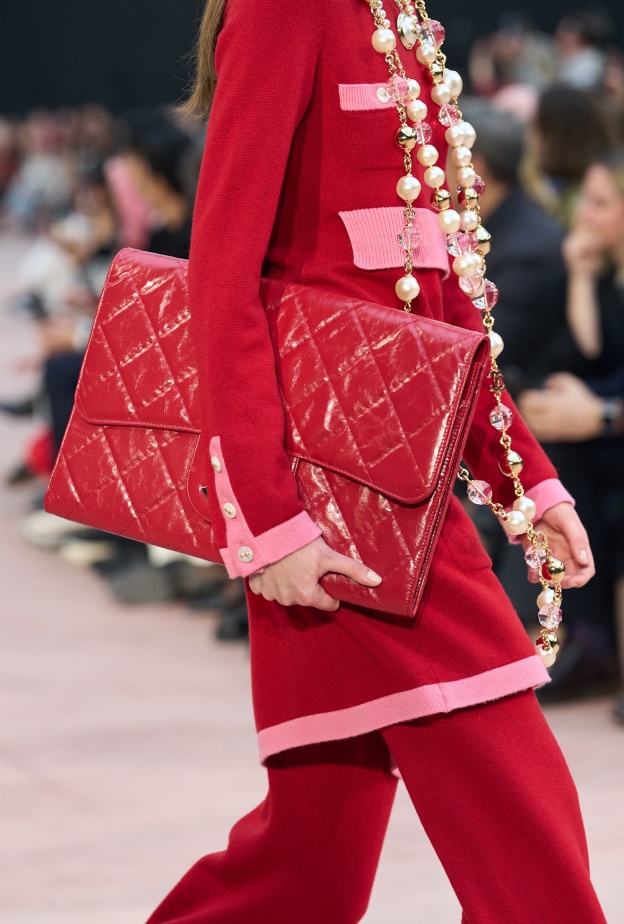 حقيبة كلاسيكية من Chanel بنفحة عصرية وروح جريئة ضرورية في خزانتك هذا الموسم