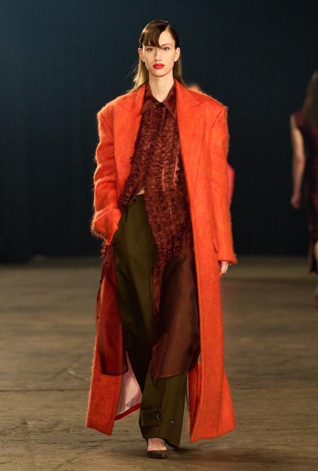 موضة المعاطف الملونة تخطف الأنظار بقصاتها الراقية