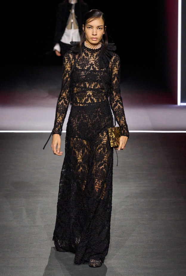 عودة الفخامة الكلاسيكية إلى الموضة في شتاء 2026 من خلال قماش الدانتيل