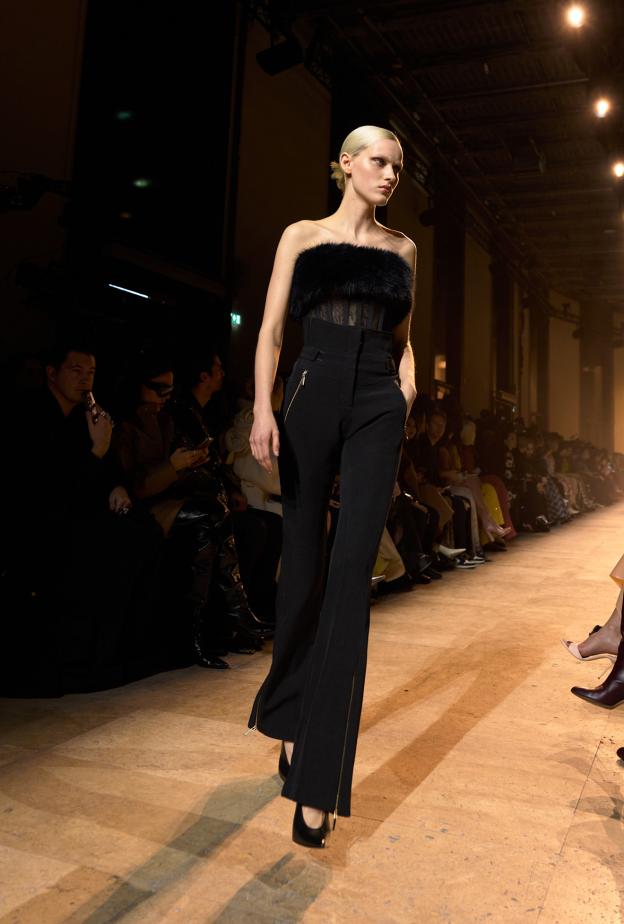 الجمبسوت في موسم أعياد 2025 من Elie Saab