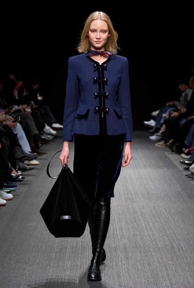 إطلالة لافتة كلاسيكية وشيك من Emporio Armani