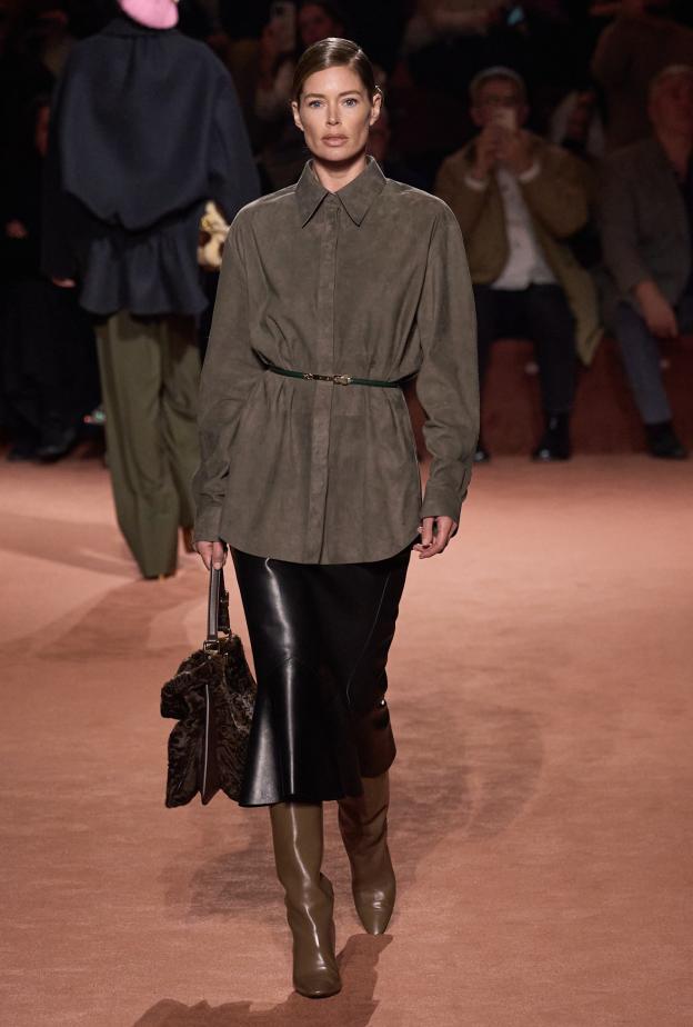 قميص عصري من المخمل مع  Fendi 