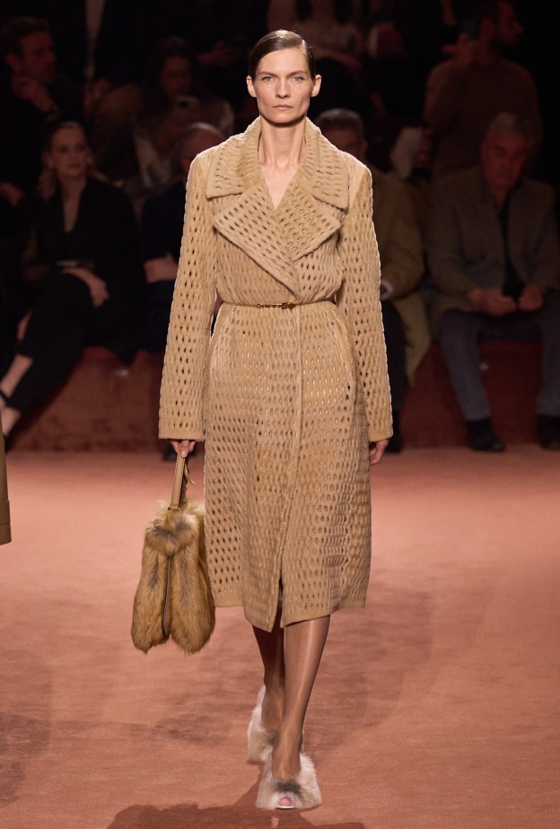 من عرض ازياء Fendi لخريف 2025