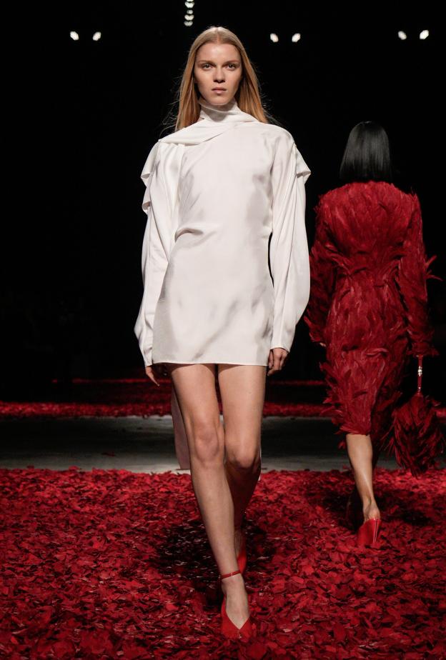 إطلالة بالأبيض من Ferragamo