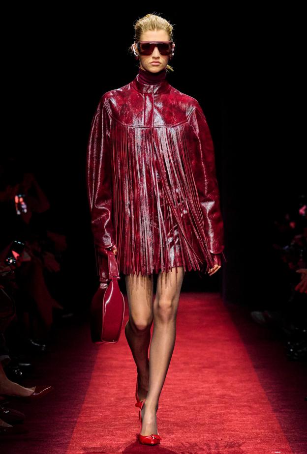 موضة اللون الأحمر ثورة في عالم الموضة لاحتفالات نهاية العام