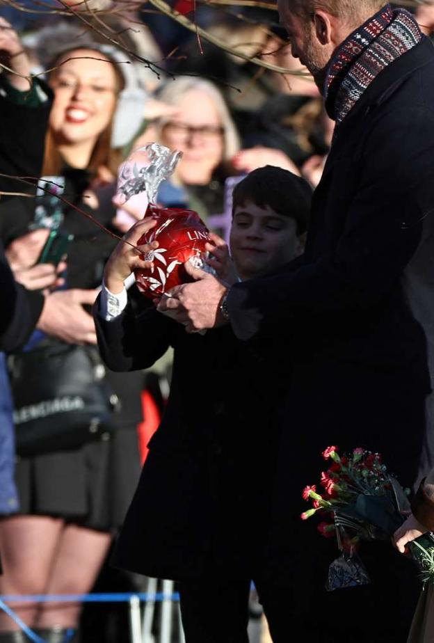 الأمير ويليام والأميرة شارلوت في موقف طريف في يوم عيد الميلاد