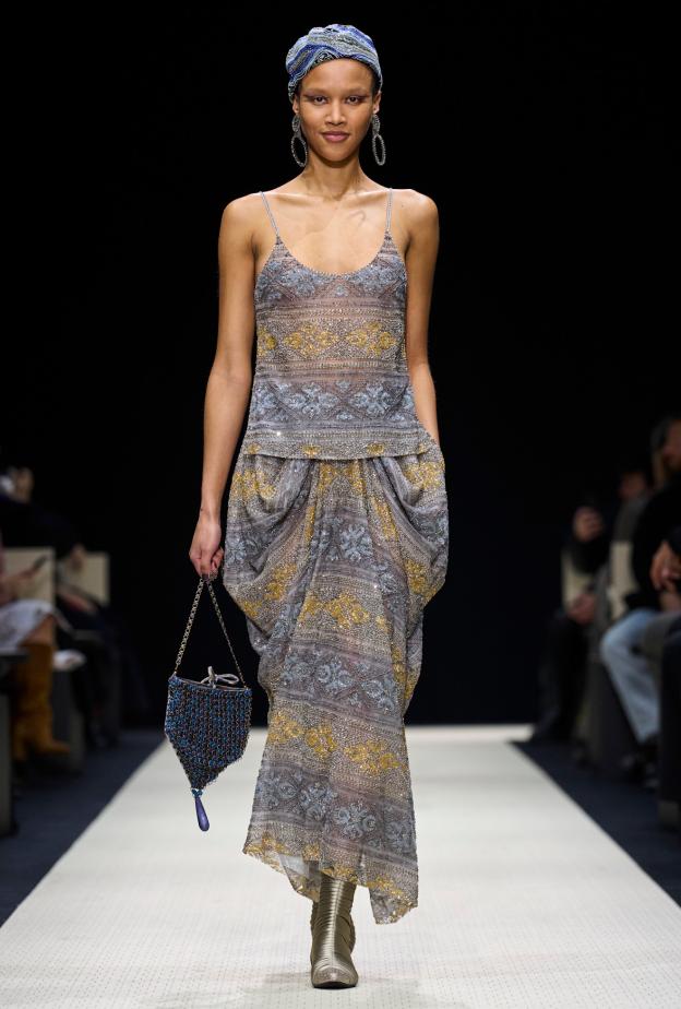 إطلالة بألوان ميتاليكية من Giorgio Armani